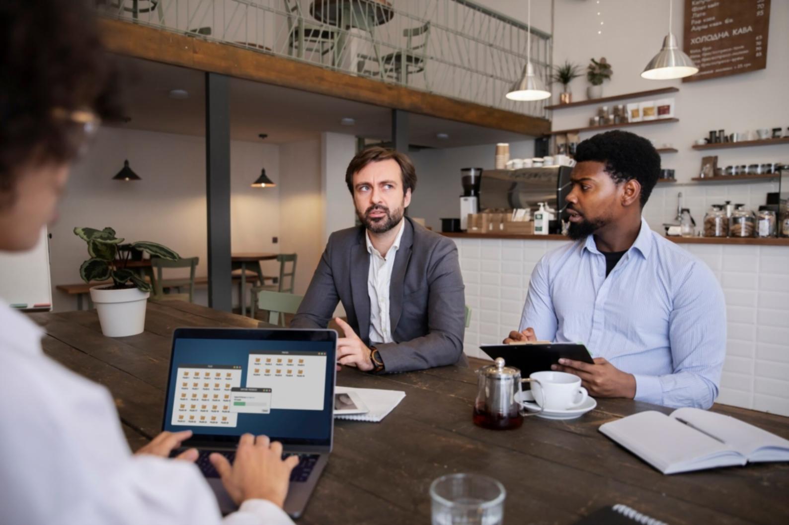 Teilnehmer bei der praktischen Anwendung von Finanzplanungsmethoden