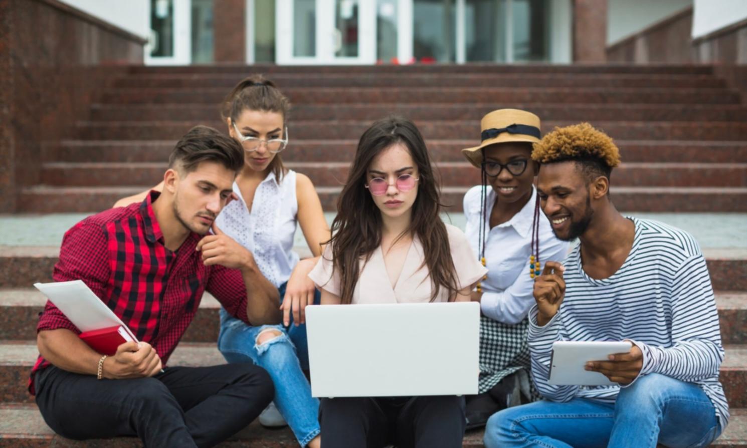 Diverse Geschäftsleute bei einer Besprechung